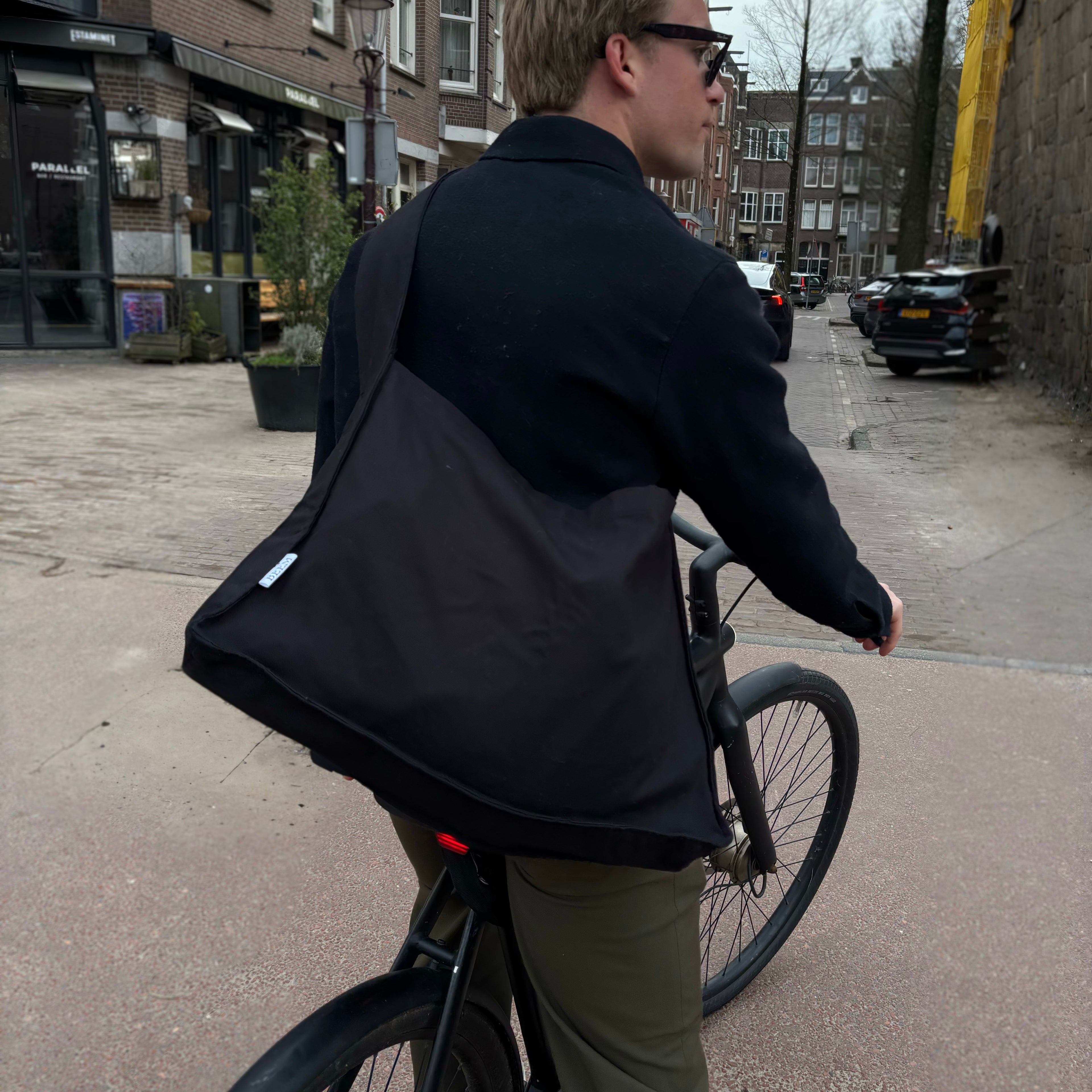 CLASSIC CROSSBODY — BASIC BLACK